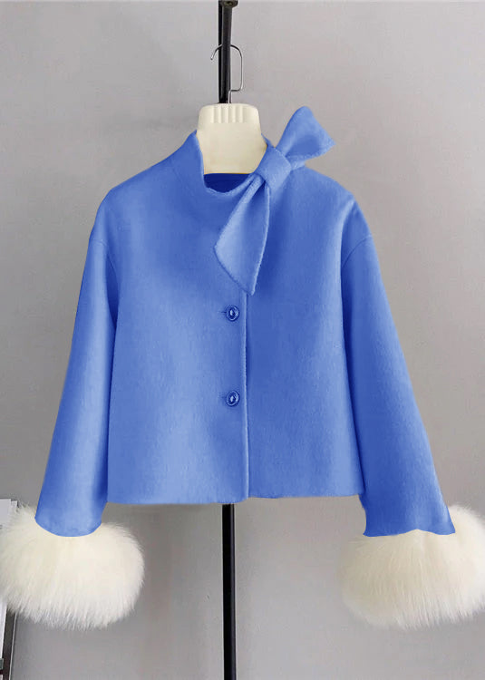 Corta chaqueta con cintas y mangas de piel de zorro.