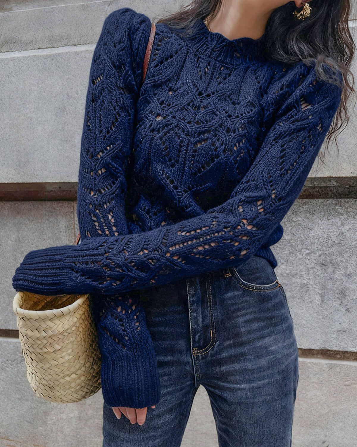 Taura – Suéter Azul Oscuro con Diseño Decorativo