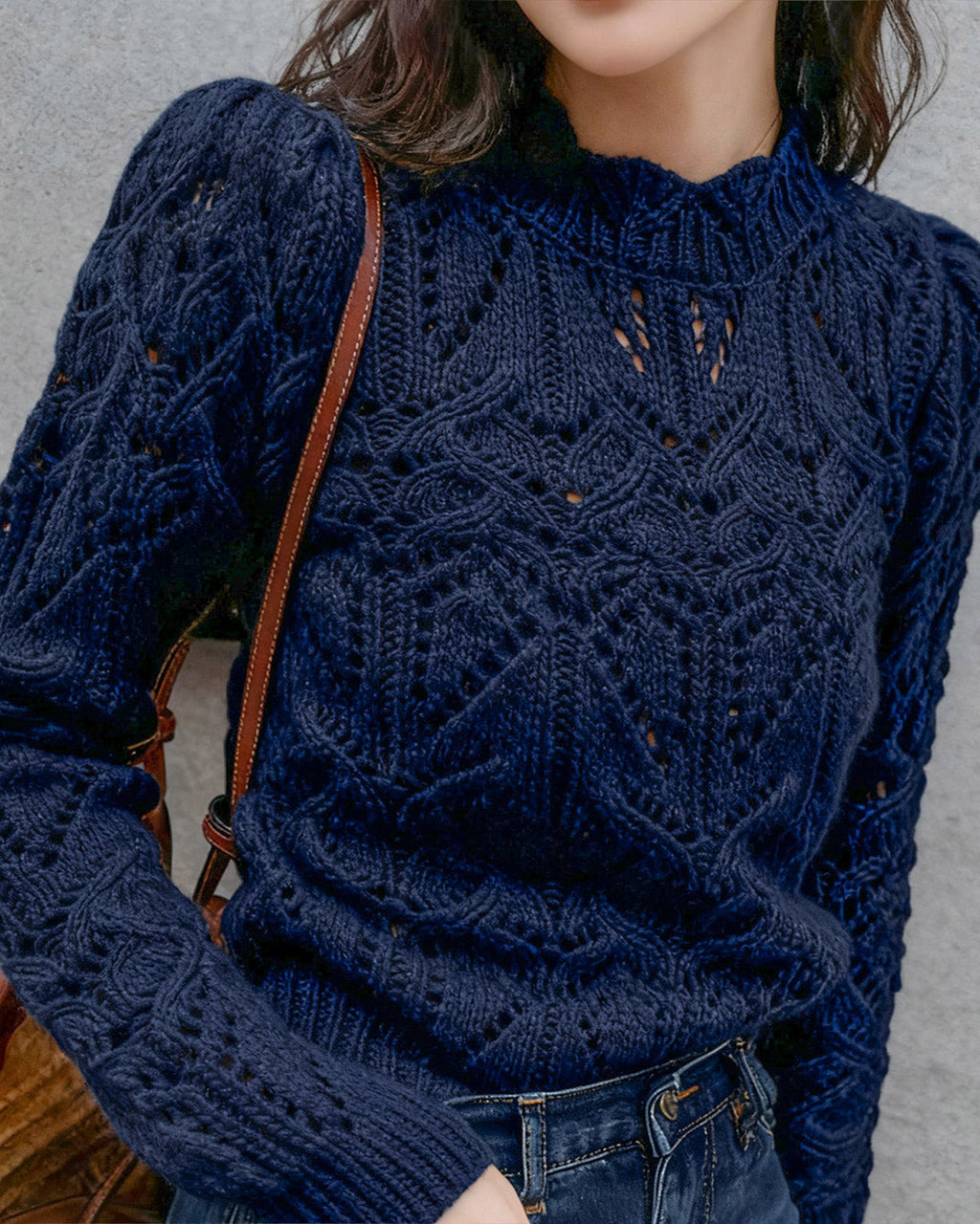 Taura – Suéter Azul Oscuro con Diseño Decorativo