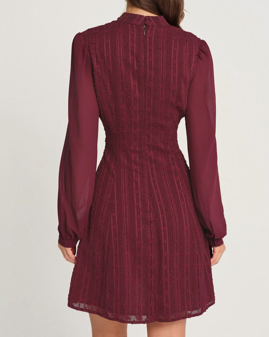 Deimantė – Elegante vestido de manga larga
