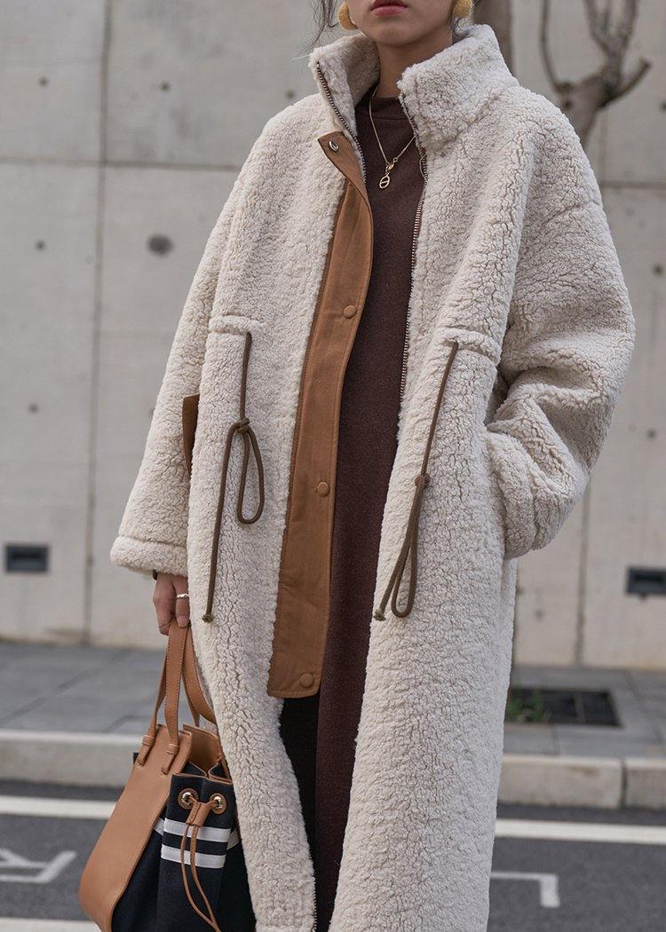 Chaqueta de lana con cuello alto y ajuste de cordón