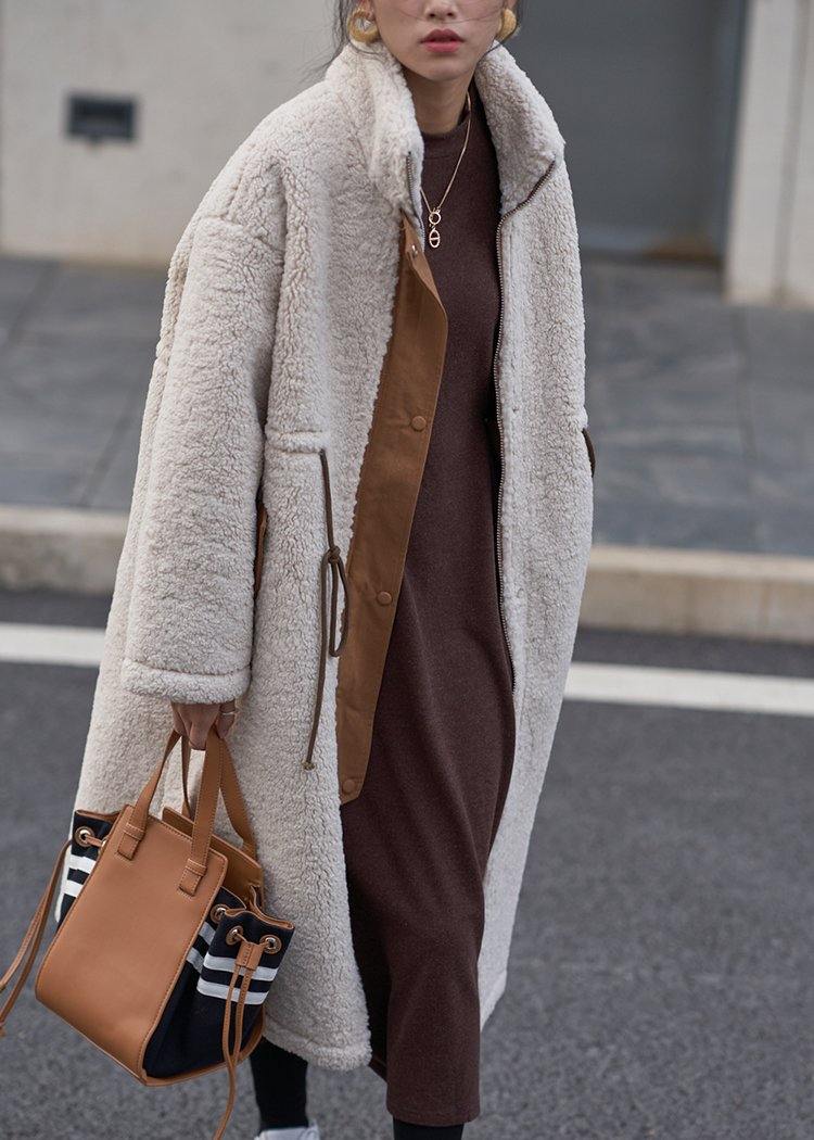 Chaqueta de lana con cuello alto y ajuste de cordón