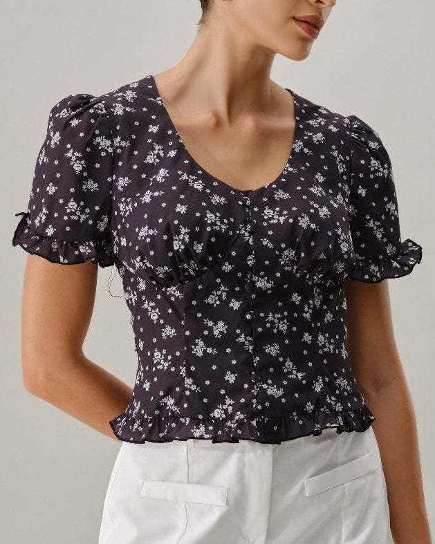 Virelle – Camisa negra con diseño floral y escote redondo