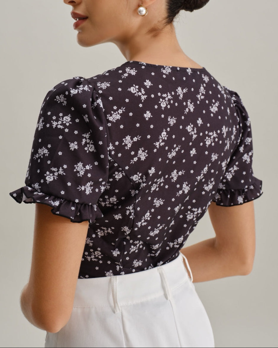 Virelle – Camisa negra con diseño floral y escote redondo