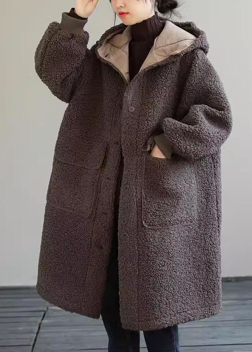 Capa con capucha, botones y acabado de cuero sintético