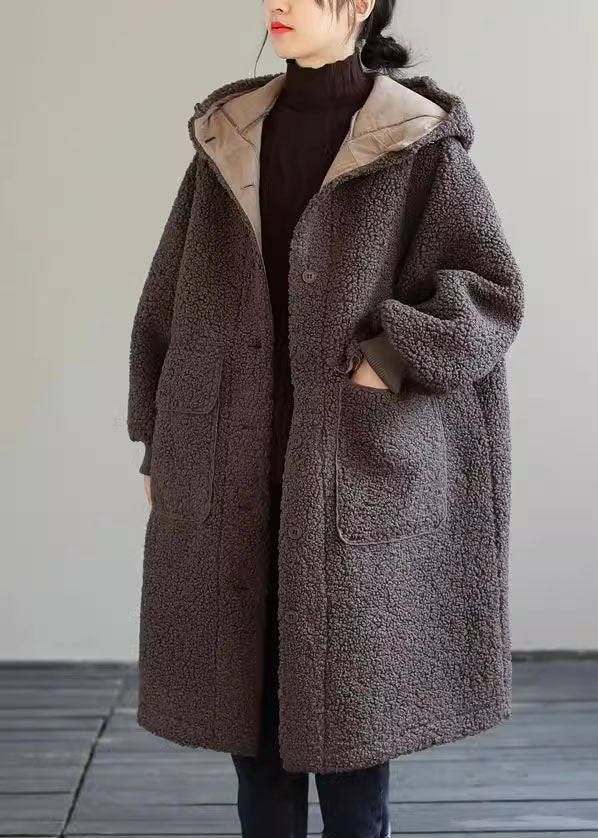 Capa con capucha, botones y acabado de cuero sintético