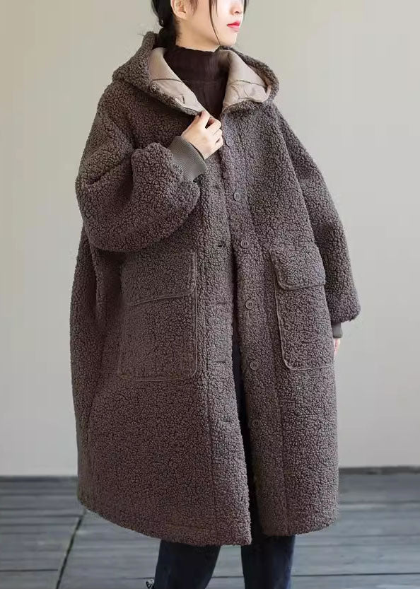 Capa con capucha, botones y acabado de cuero sintético