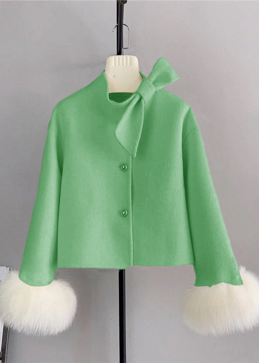 Corta chaqueta con cintas y mangas de piel de zorro.