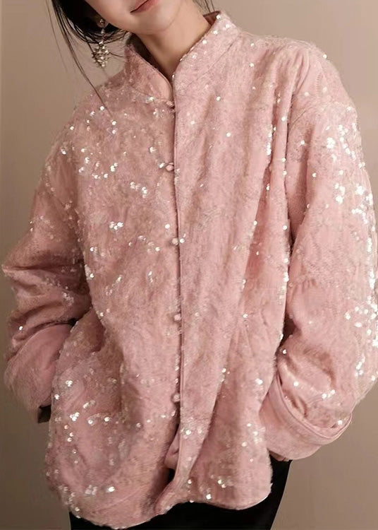 Abrigo de seda de terciopelo con botones brillantes en tono rosa
