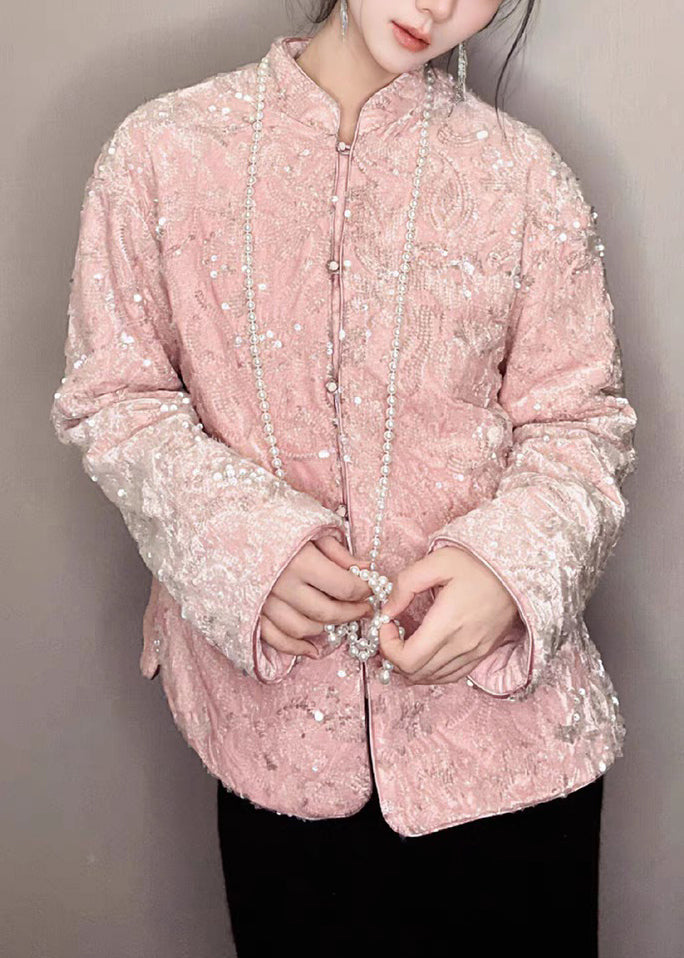 Abrigo de seda de terciopelo con botones brillantes en tono rosa