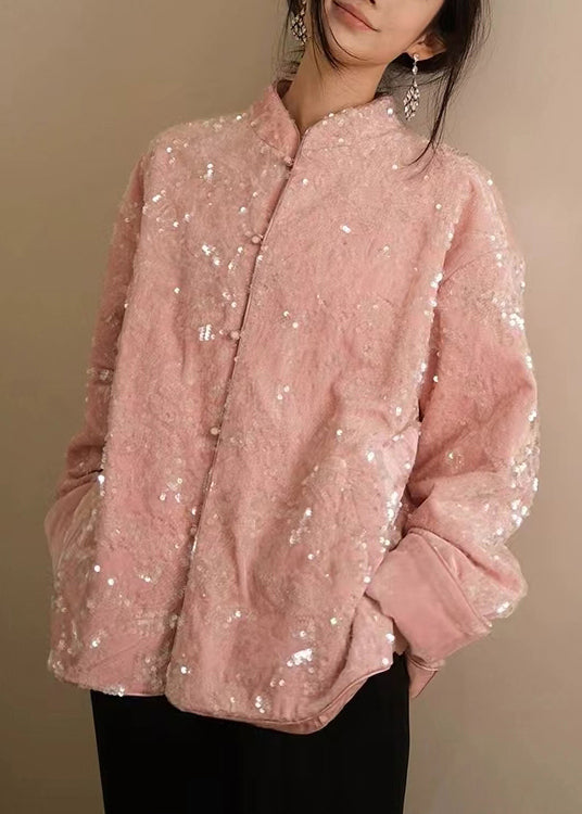 Abrigo de seda de terciopelo con botones brillantes en tono rosa