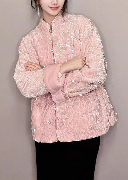 Abrigo de seda de terciopelo con botones brillantes en tono rosa
