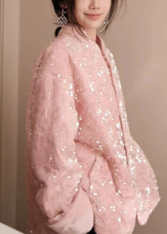 Abrigo de seda de terciopelo con botones brillantes en tono rosa