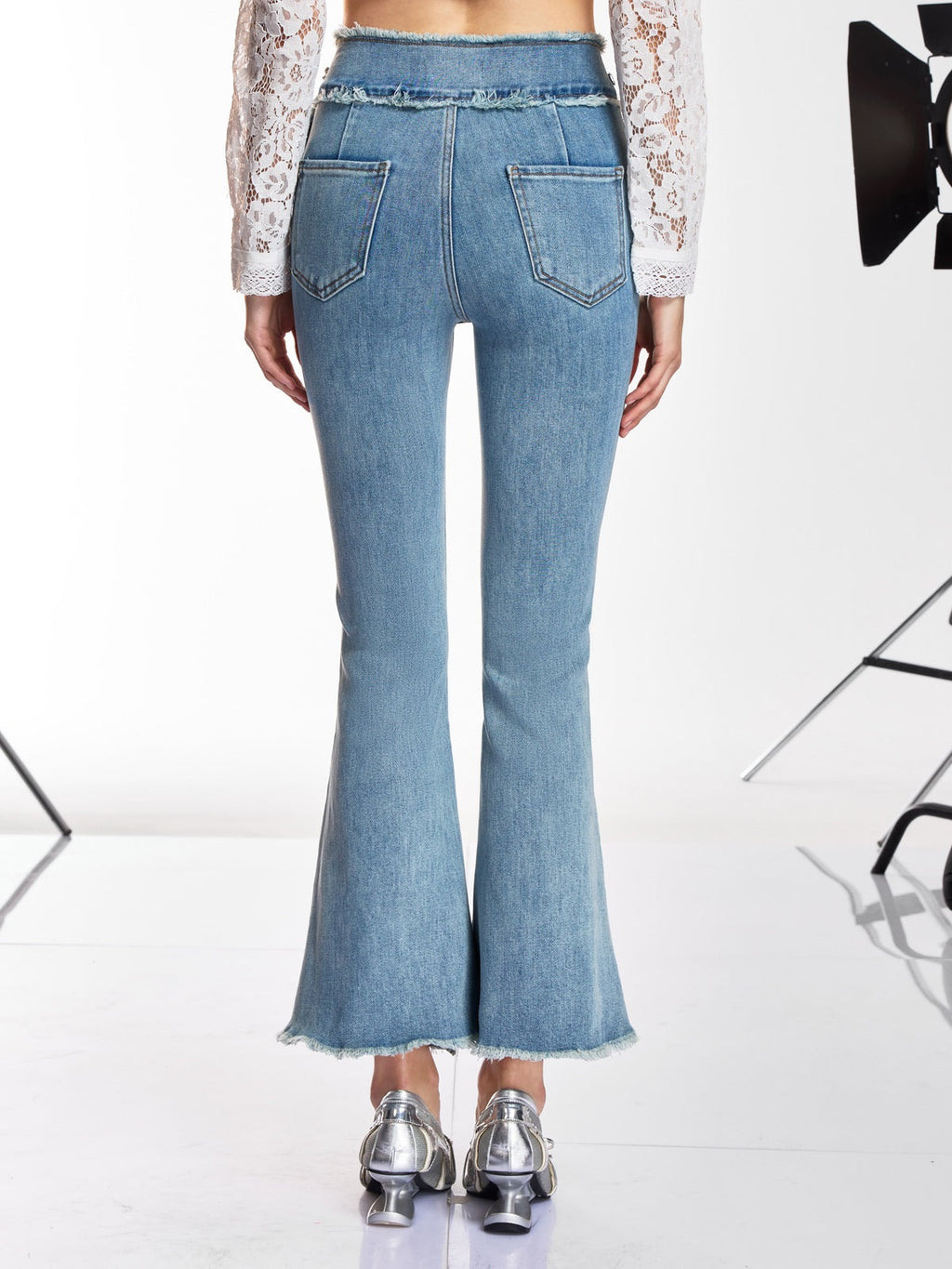 Nika – Jeans de campana con detalles decorativos