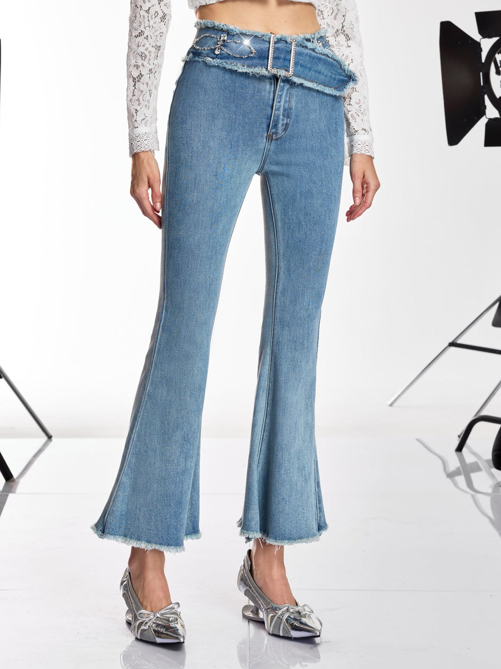 Nika – Jeans de campana con detalles decorativos