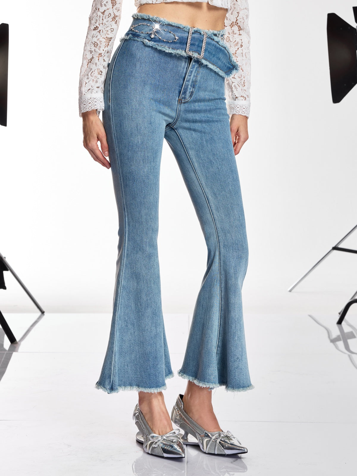 Nika – Jeans de campana con detalles decorativos