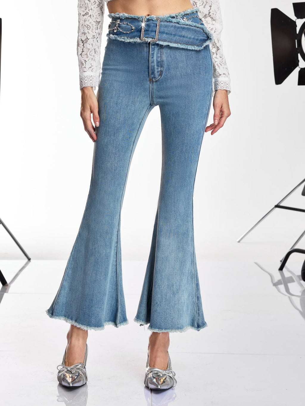 Nika – Jeans de campana con detalles decorativos
