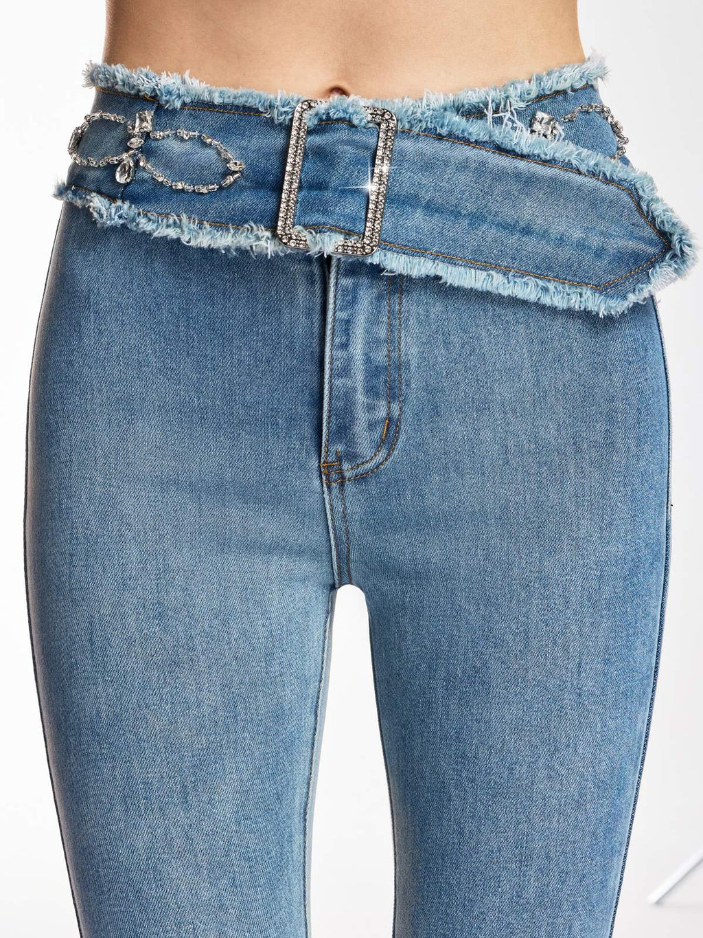 Nika – Jeans de campana con detalles decorativos