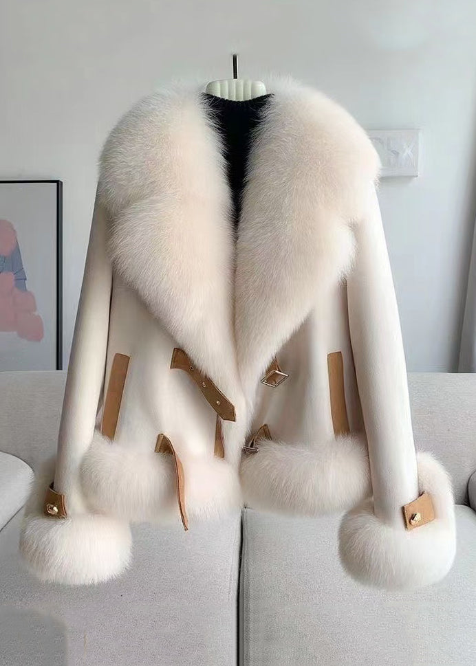 Elegante abrigo con bordado y cuello de cuero