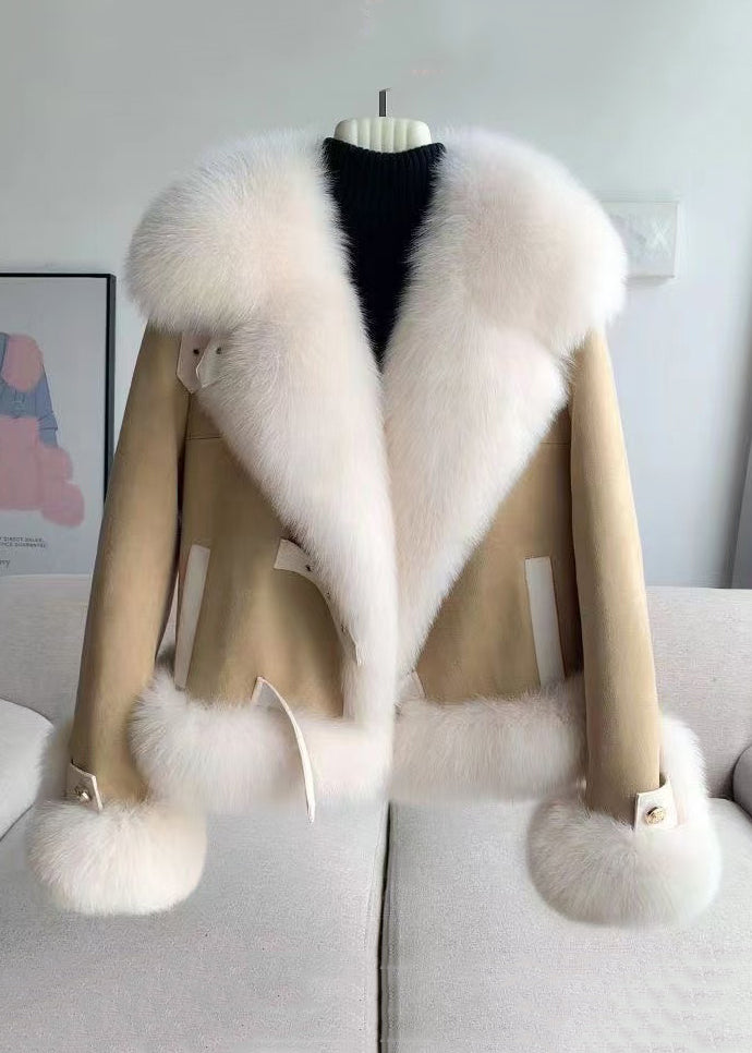 Elegante abrigo con bordado y cuello de cuero