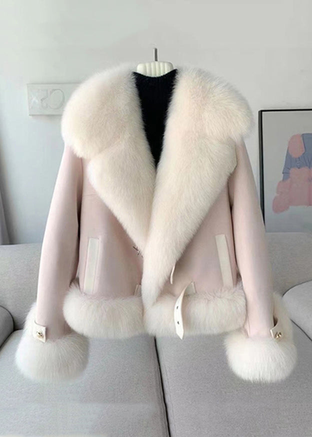 Elegante abrigo con bordado y cuello de cuero