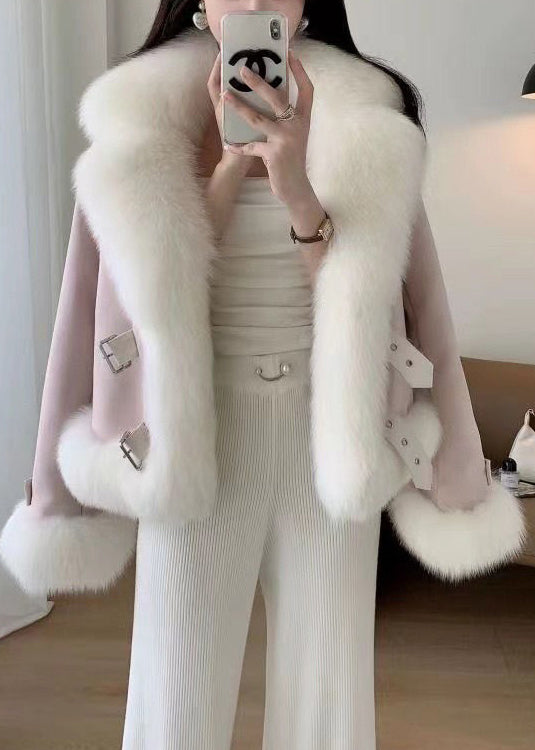 Elegante abrigo con bordado y cuello de cuero