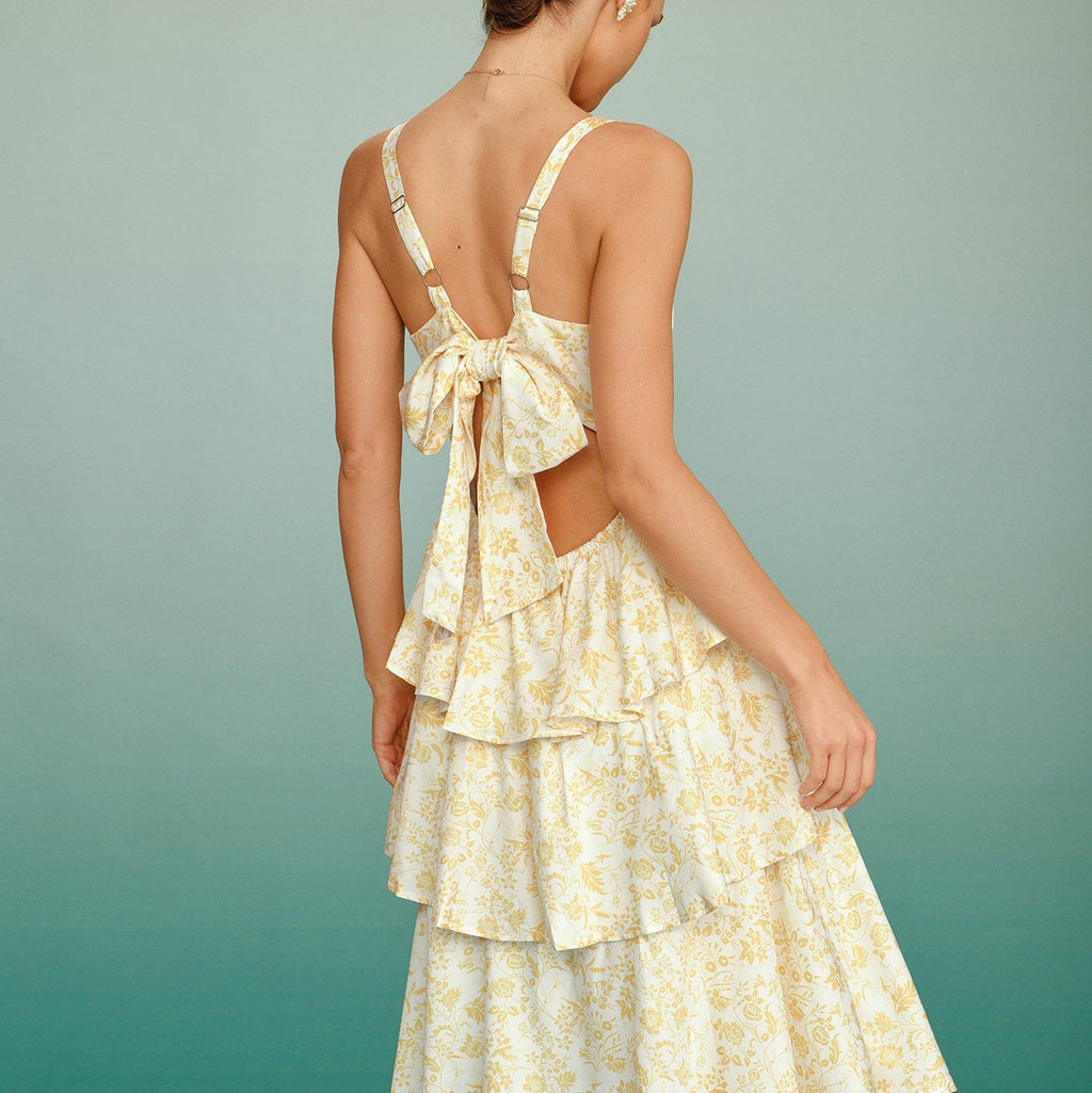Lėja – Vestido Largo con Capas Elegantes