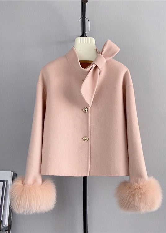 Corta chaqueta con cintas y mangas de piel de zorro.