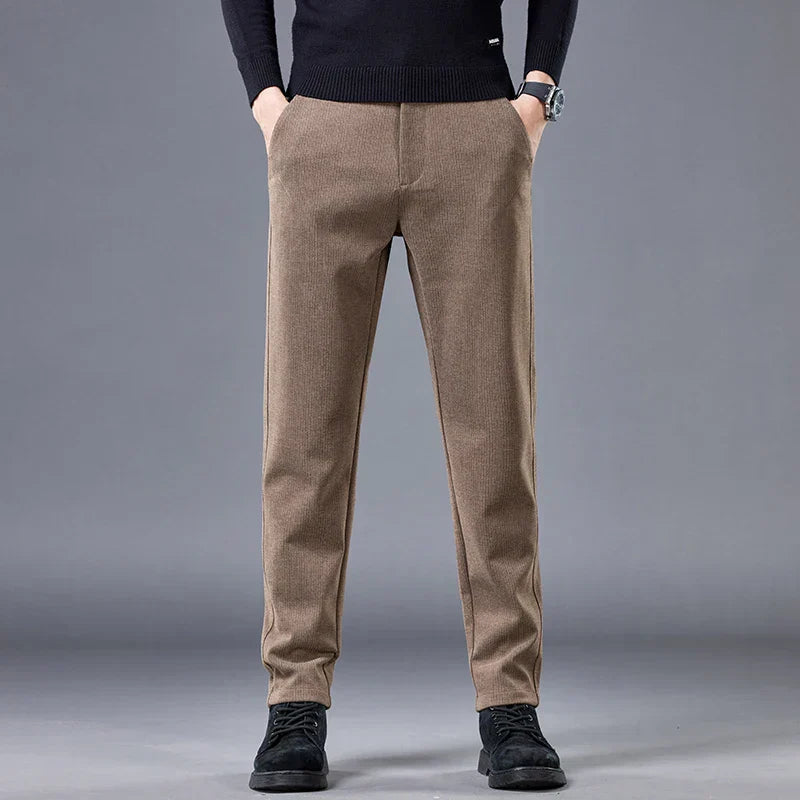 Pantalones Ceñidos con Detalles Contorneados