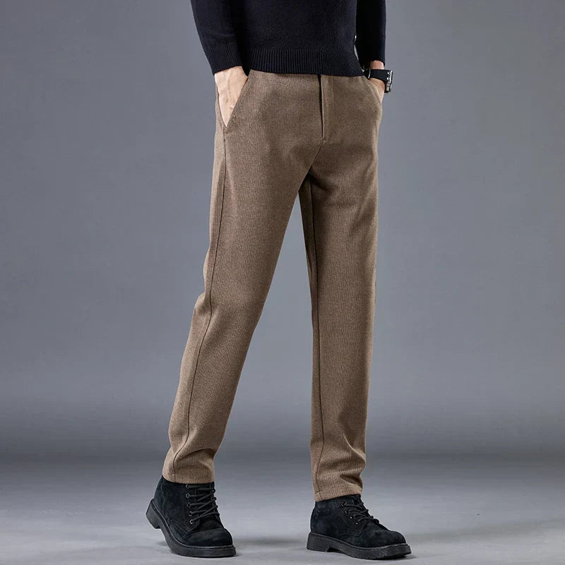 Pantalones Ceñidos con Detalles Contorneados