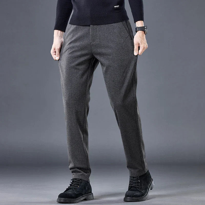 Pantalones Ceñidos con Detalles Contorneados