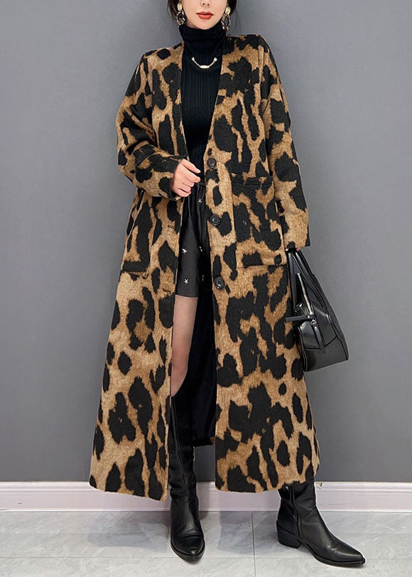 Abrigo largo de leopardo con corte en V