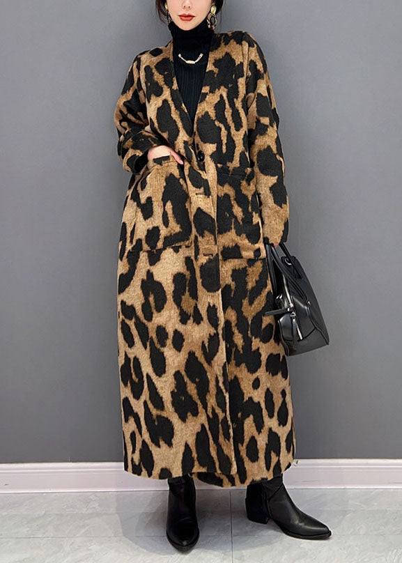 Abrigo largo de leopardo con corte en V