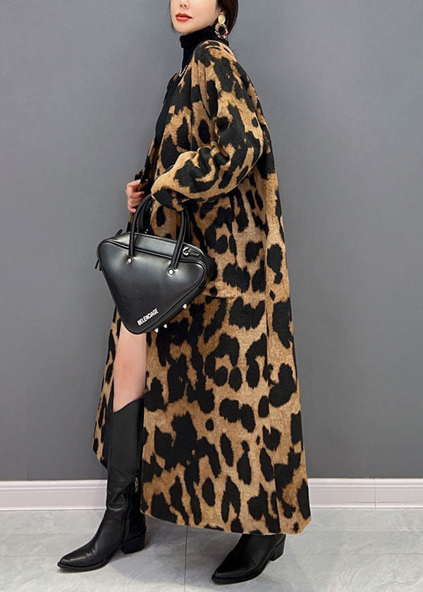 Abrigo largo de leopardo con corte en V