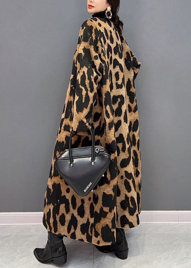 Abrigo largo de leopardo con corte en V
