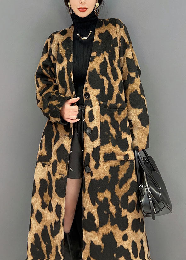 Abrigo largo de leopardo con corte en V