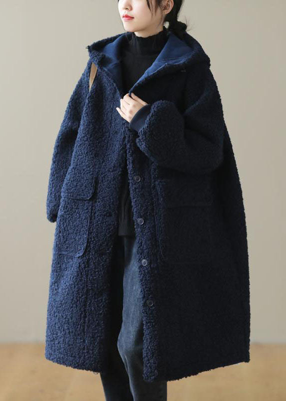 Capa con capucha, botones y acabado de cuero sintético