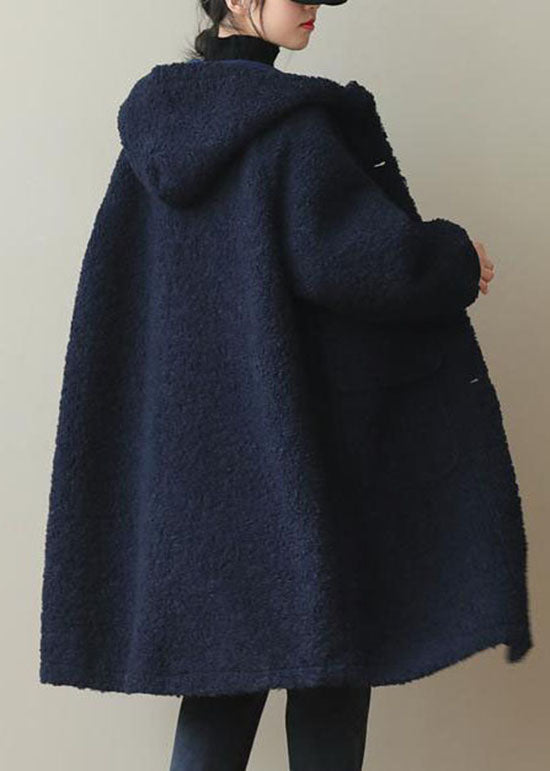 Capa con capucha, botones y acabado de cuero sintético