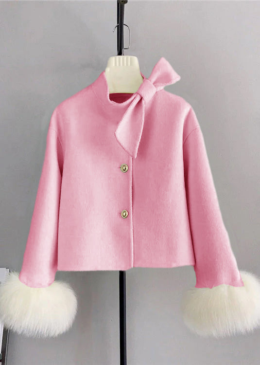 Corta chaqueta con cintas y mangas de piel de zorro.