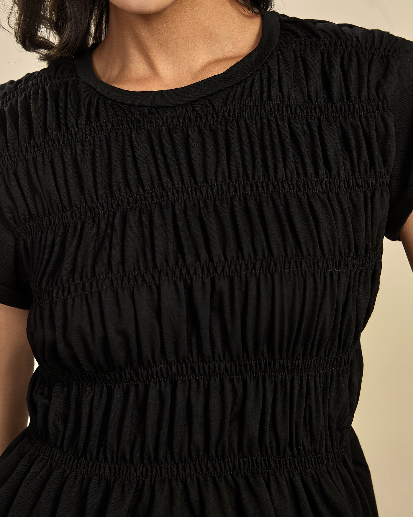 Camiseta Negra de Chifón con Cuello Redondo