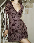 Vestido corto floral en tono violeta con escote en V