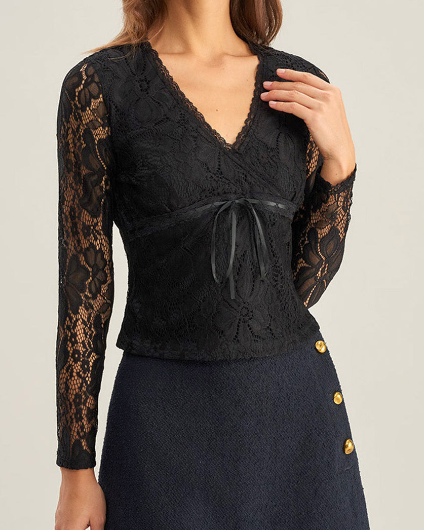 Blusa negra de encaje delgado con escote en V