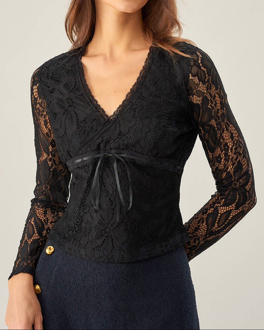 Blusa negra de encaje delgado con escote en V