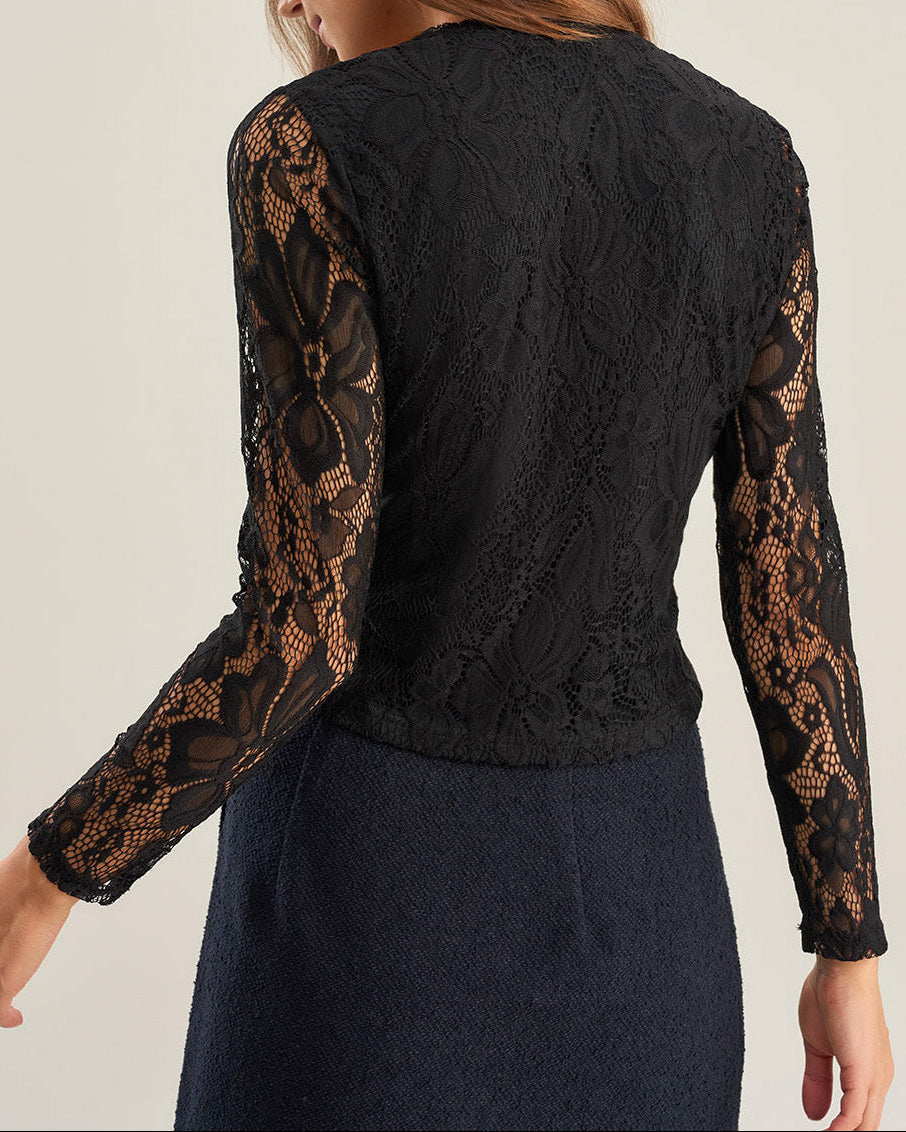 Blusa negra de encaje delgado con escote en V