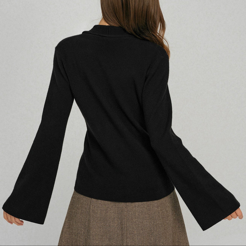 Luna – Suéter negro con botones ornamentales