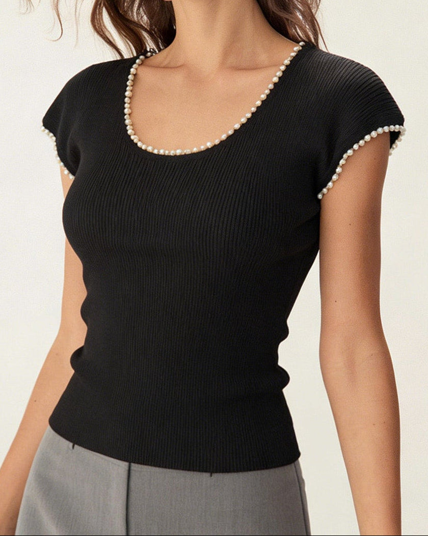 Camiseta negra con perlas en escote en U