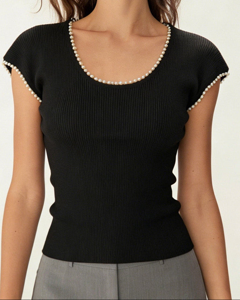 Camiseta negra con perlas en escote en U