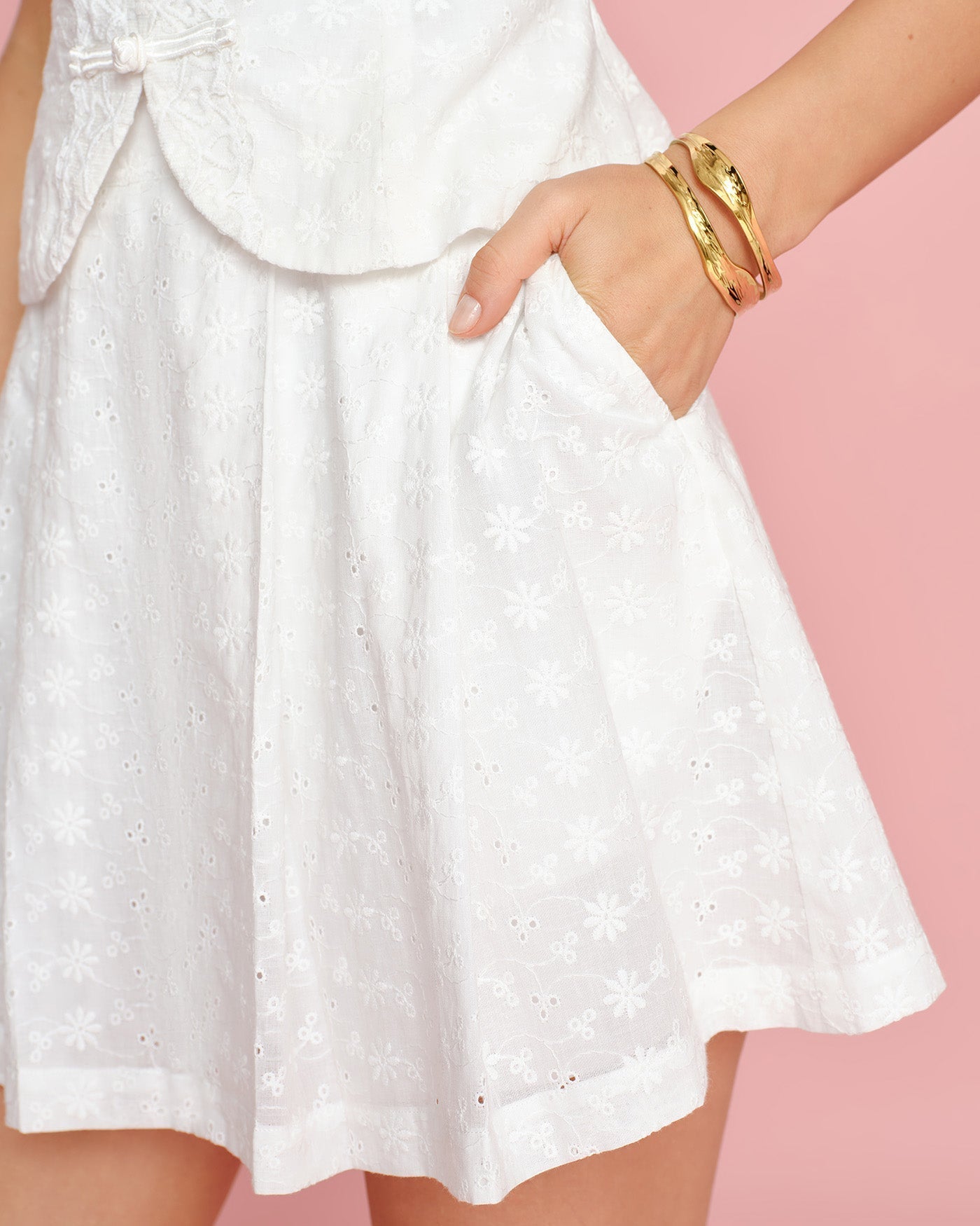 Elina – Mini Falda Blanca con Bordado