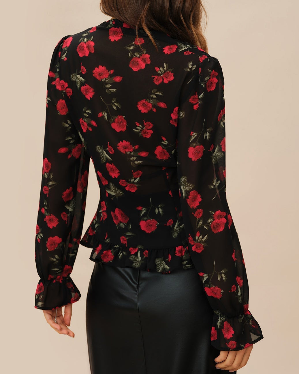 Rosalie – Camisa negra con diseño floral y escote en V