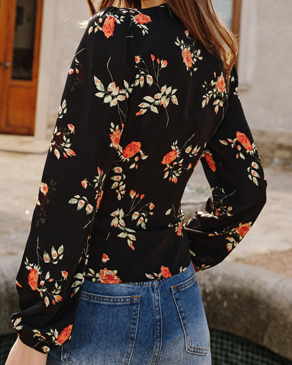 Rosalie – Camisa negra con estampado floral y escote en V